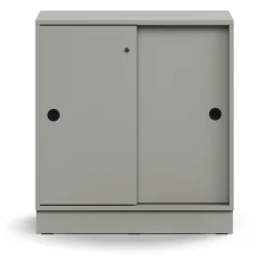 Liukuovikaappi QBUS Lukollinen, 1 hylly, sokkeli, kahvat, 868x800x400 mm, vaaleanharmaa