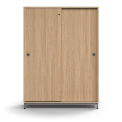 Liukuovikaappi QBUS Lukollinen, 3 hyllytasoa, jalusta, kahvat, 1636x1200x400 mm, hopeanharmaa, tammi