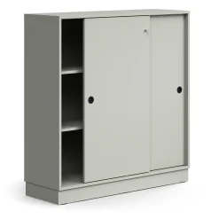 Liukuovikaappi QBUS Lukollinen, 2 hyllytasoa, sokkeli, kahvat, 1252x1200x400 mm, vaaleanharmaa