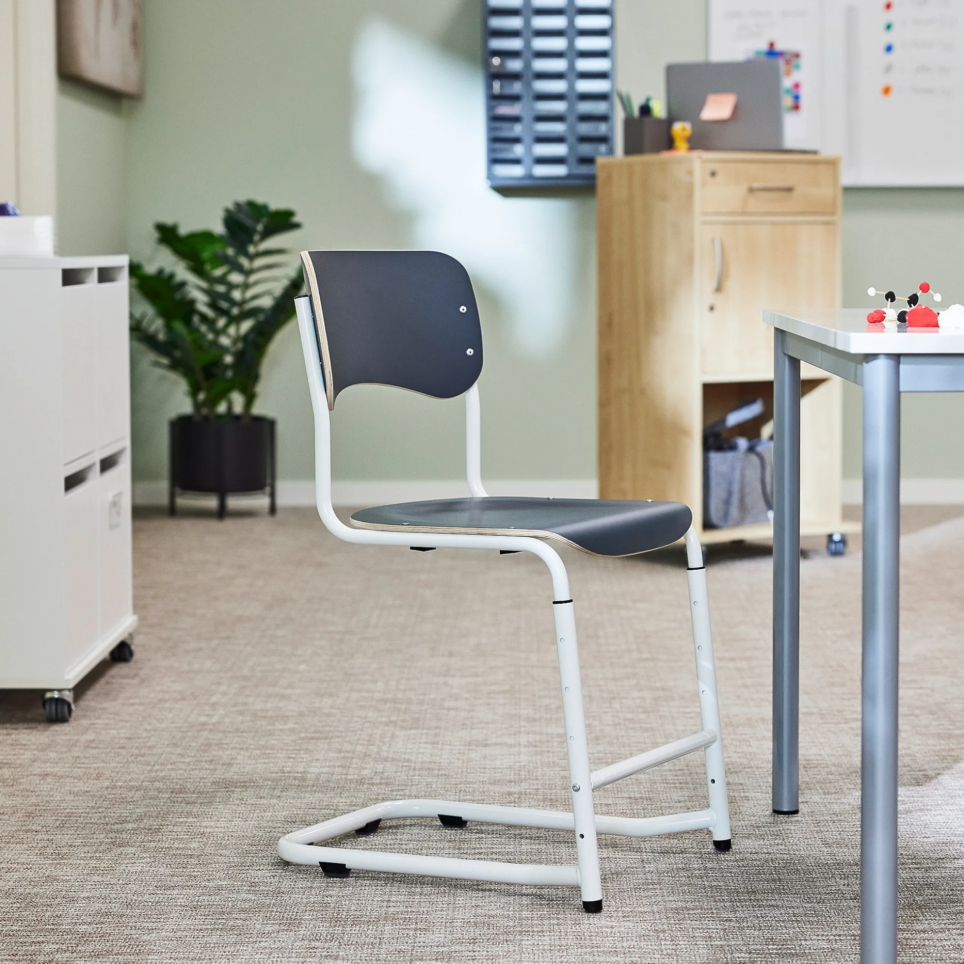 Oppilastuoli ELEVATE Säädettävä korkeus 460–640 mm, valkoinen/antrasiitti