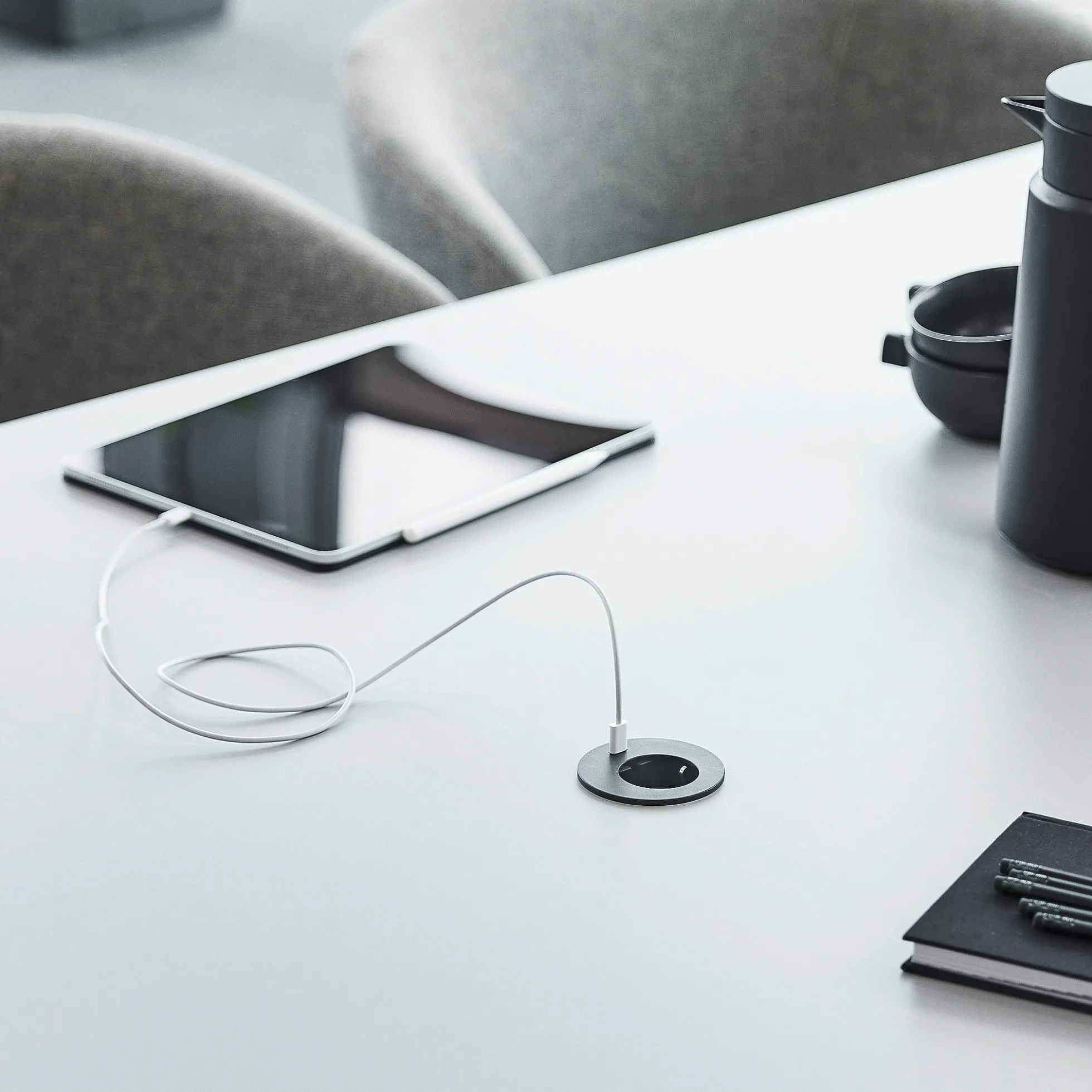 Pistorasia pöytään UNIQUE 1 sähköpistoke, 1 USB-C, musta