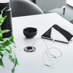 Pistorasia työpöytään UNIFY 1 sähköpiste, 1 USB-A, 1 USB-C, 2 kaapeliläpivientiä, musta
