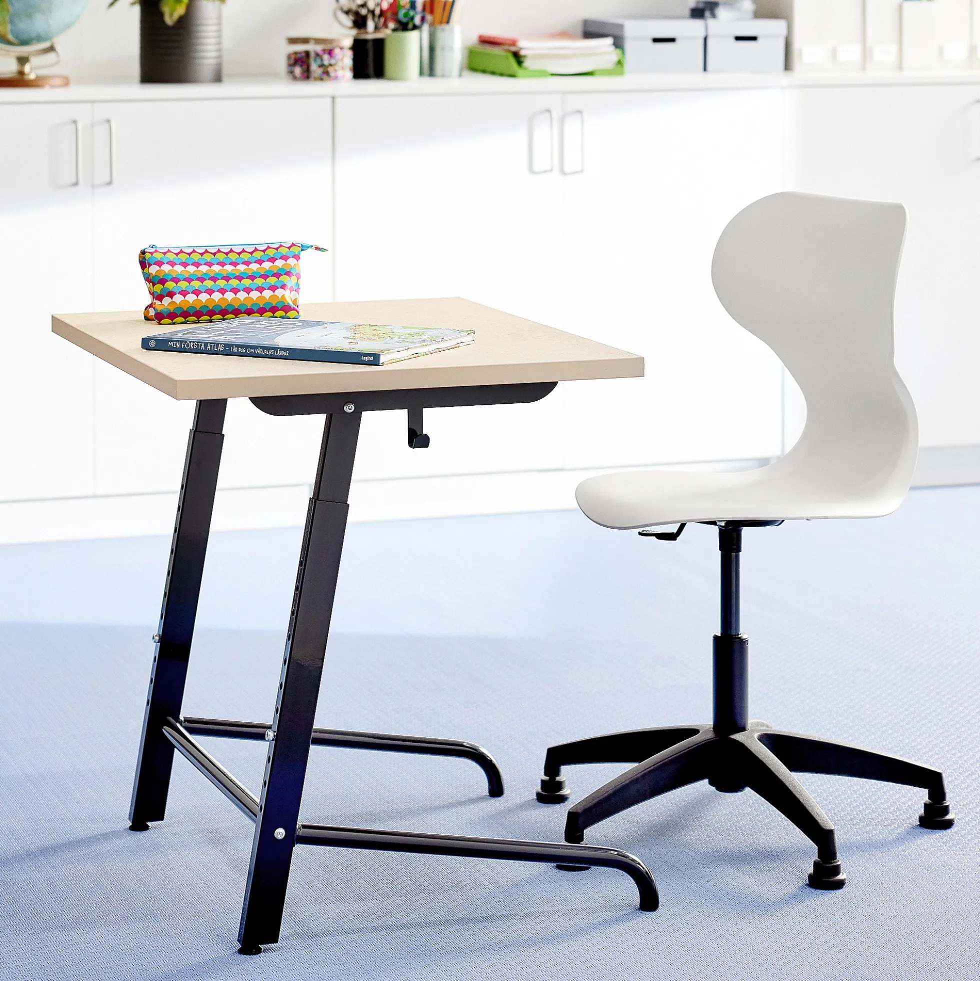 Pulpetti AXIOM Ääntä vaimentava linoleumi, antrasiitinharmaa/beige