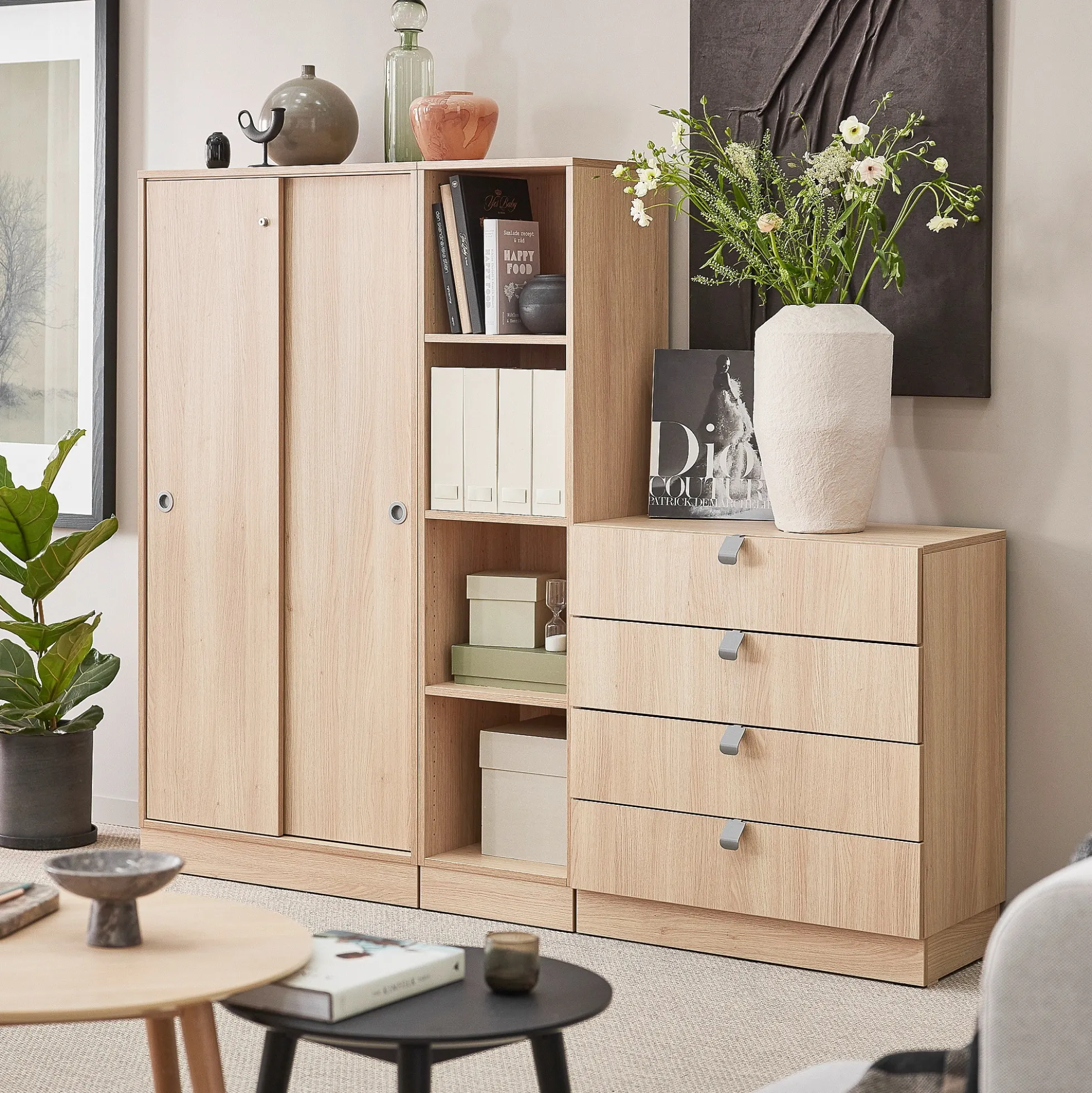Säilytysratkaisu QBUS Lukollinen kaappi + 4 lokeroa + 4 vetolaatikkoa, sokkeli, kahvat, 1636x2000x420 mm, tammi