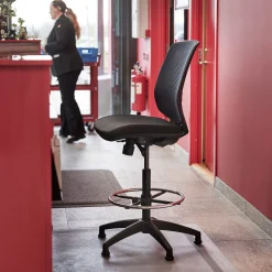 Työtuoli kassalle STANLEY Korkea istuin, ristiseläntuki, musta